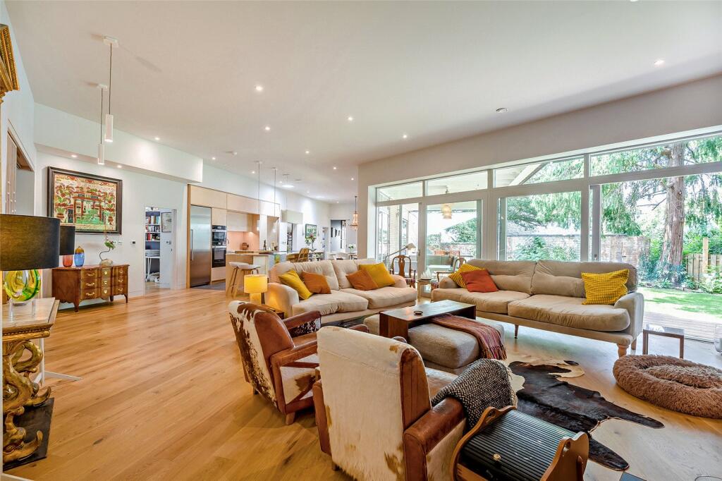 House in Gloucester - View 4