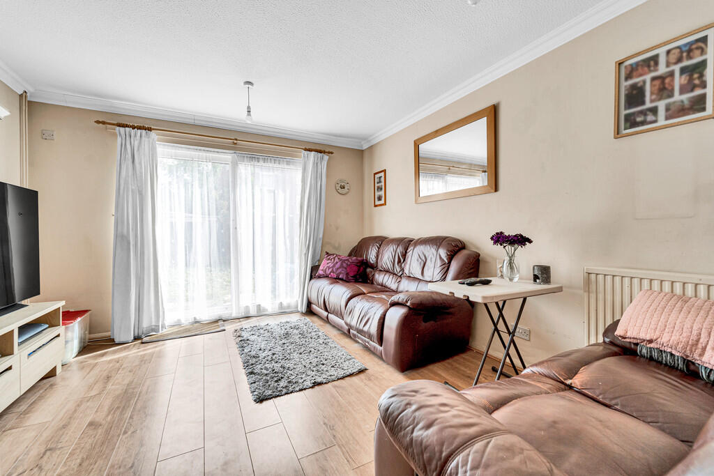 Cramond Court, Bedfont  photo 3
