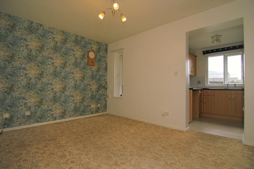 Apartment in Bradford, Thorpe Edge, Eccleshill - View 2