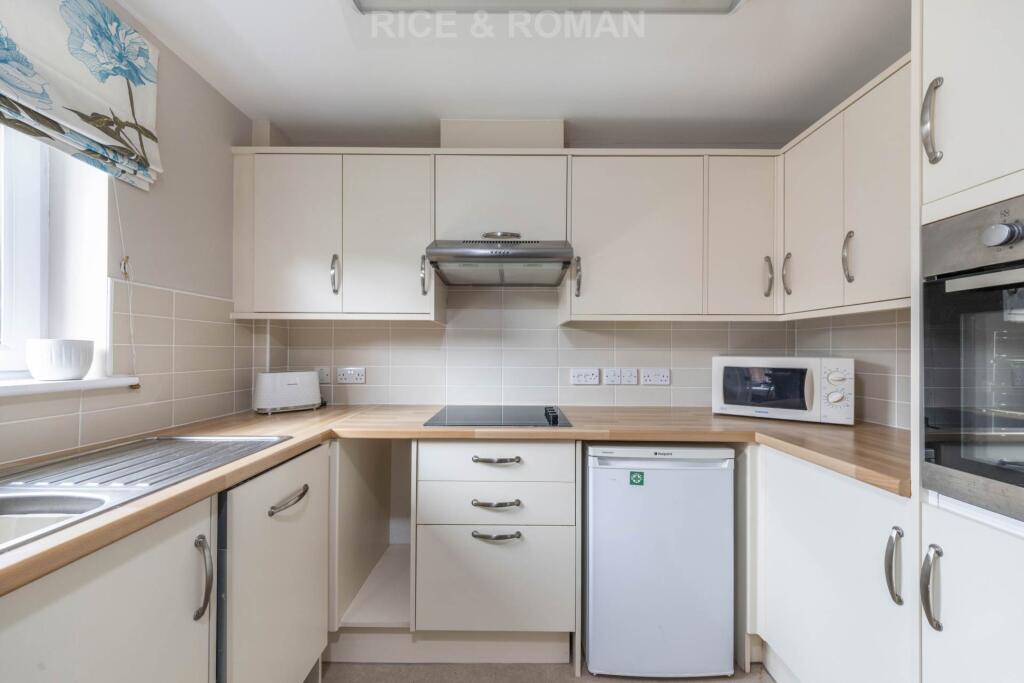 Gibson Court, Hinchley Wood photo 4