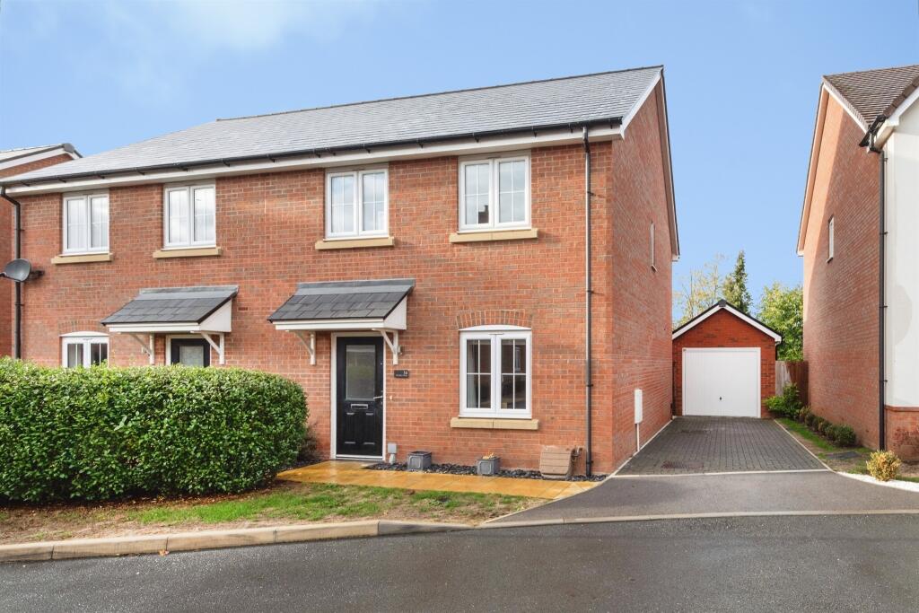 3-bed semi-detached on Winters Way, Steeple Claydon, BUCKINGHAM, £385,000