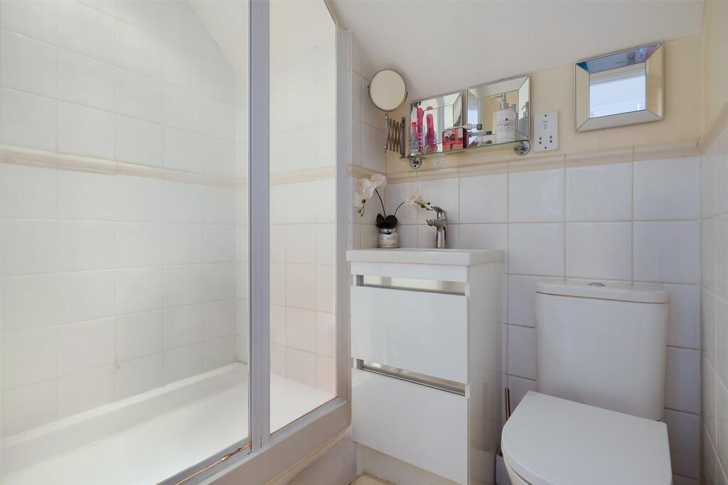 Apartment in Redhill - More