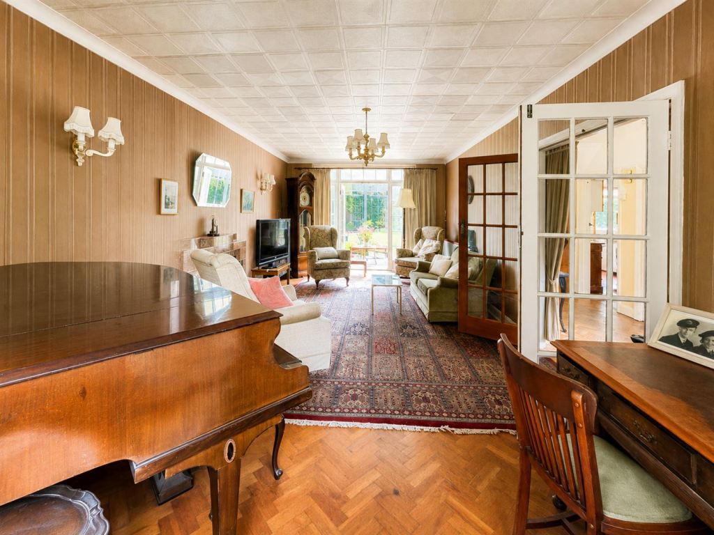 House in Sutton - More