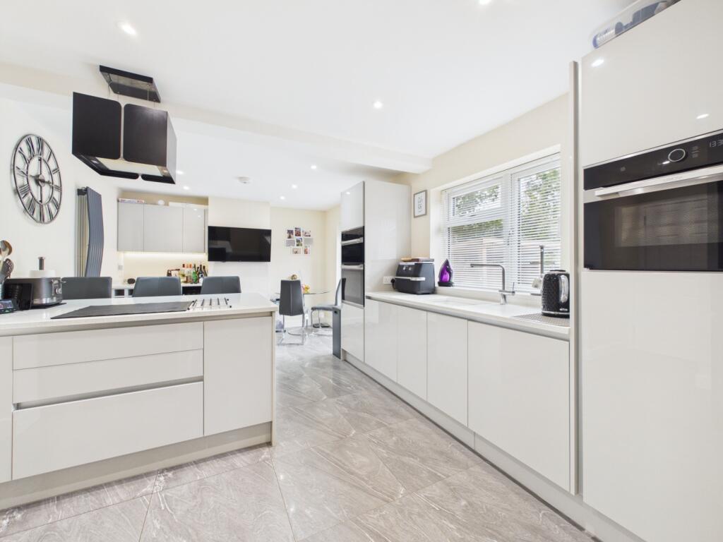 House in Leeds, Gildersome - View 2