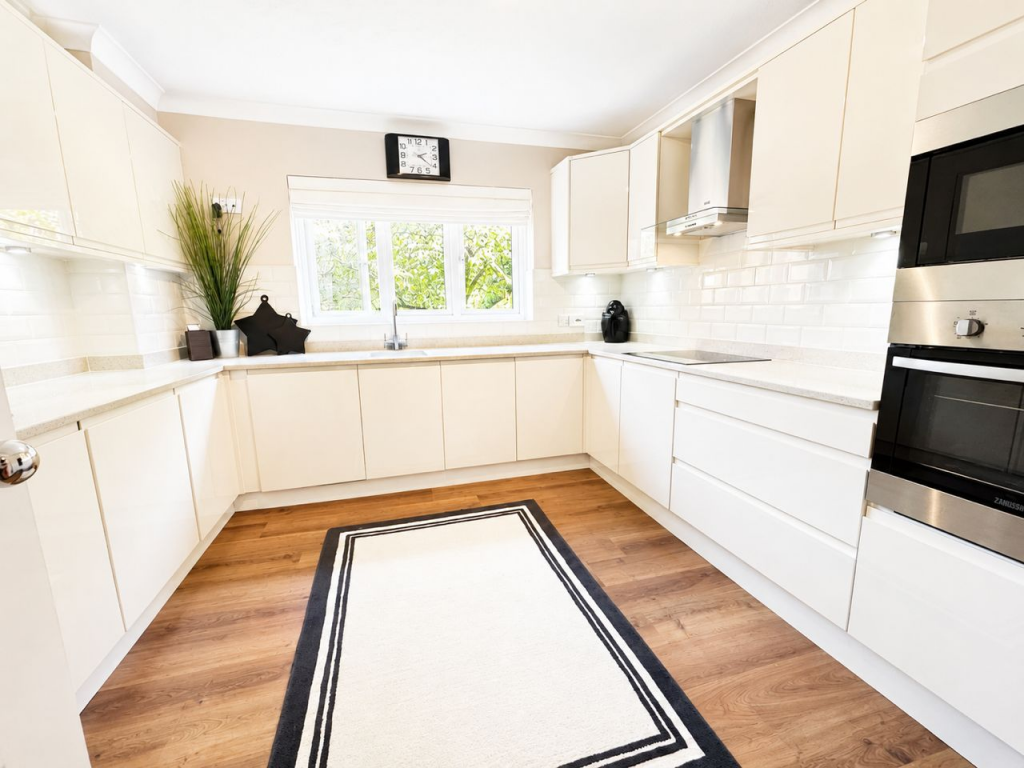 Holmbury Park, Bromley, BR1 photo 5