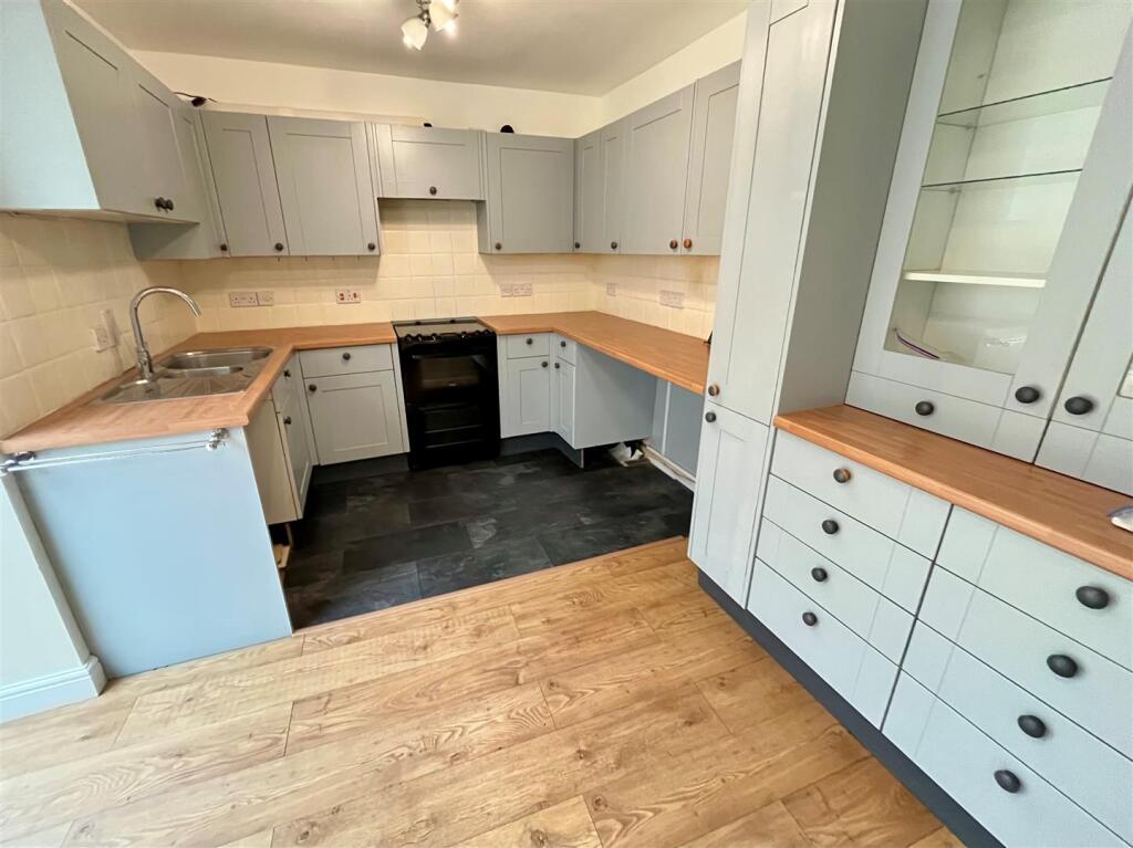 7, Cedar Close, Salisbury photo 2