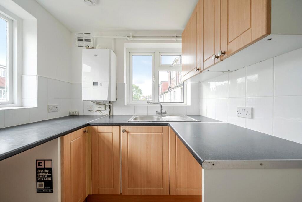 Apartment in London, Royal Borough of Kingston upon Thames - More