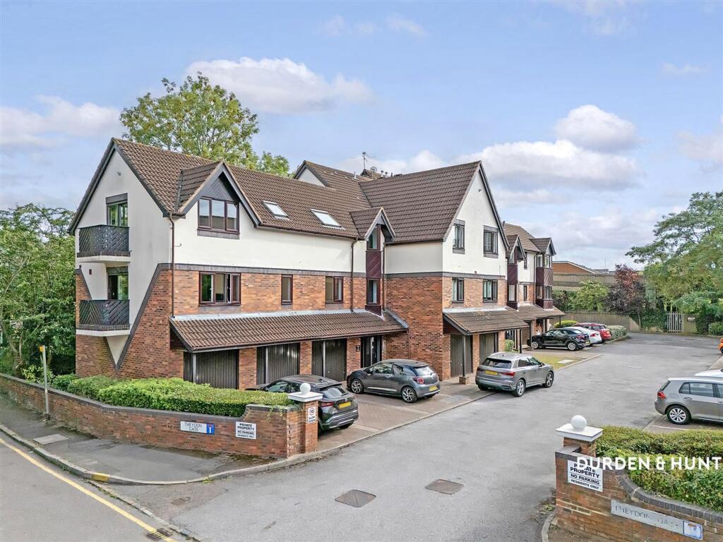 1-bed flat on Station Approach, Theydon Bois, CM16, £365,000