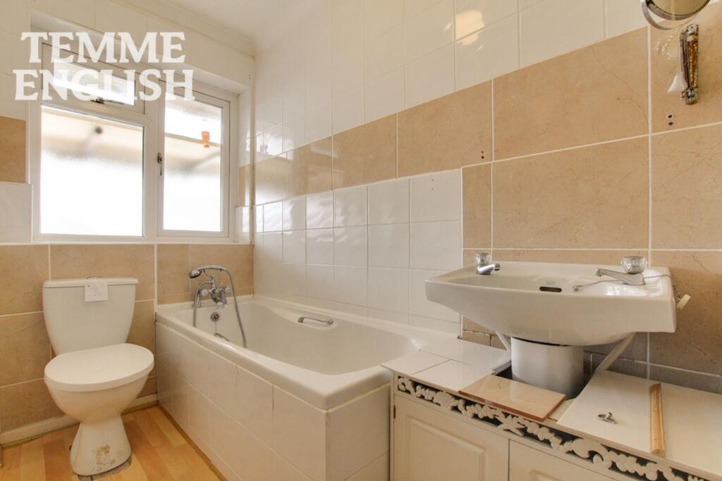 Apartment in Southend-on-Sea - More