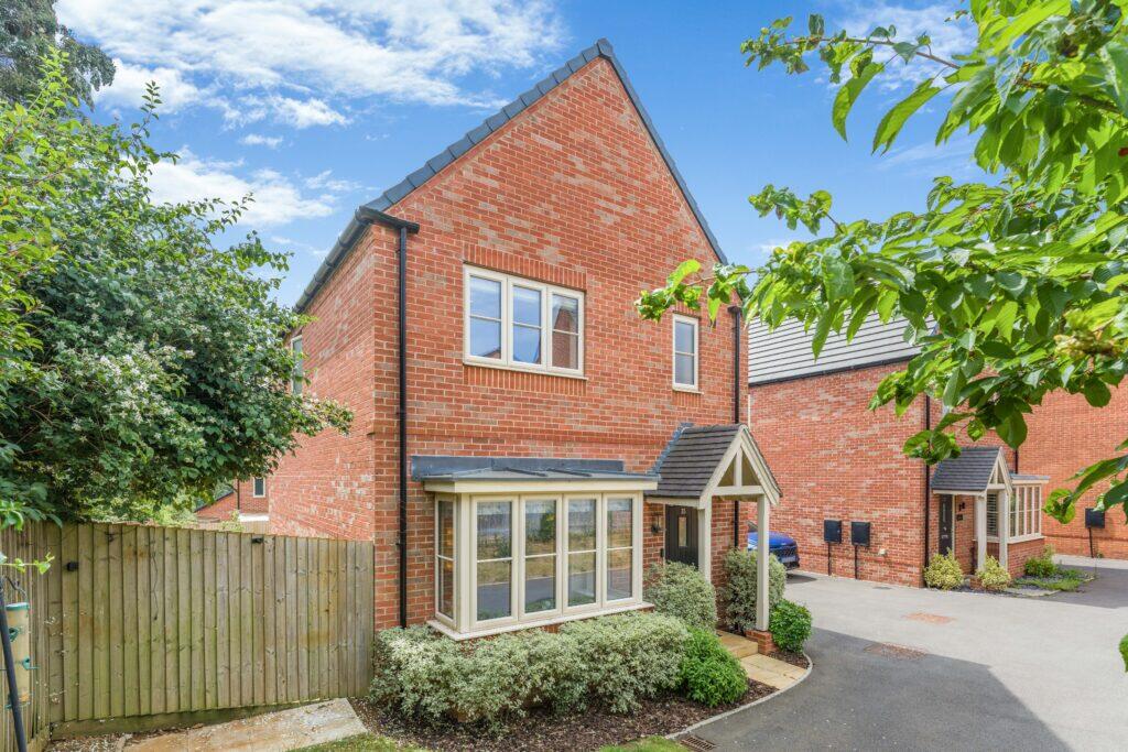 Main image of property: Bennett Drive, Banbury, OX16 1HX