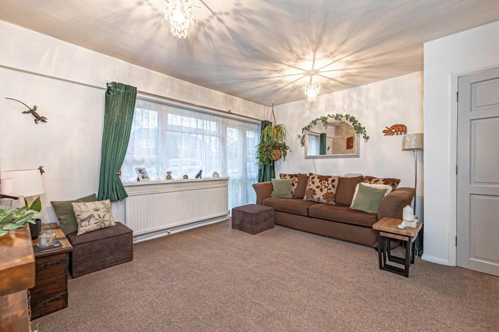 2-bed flat on Eight Acres, Tring, £250,000