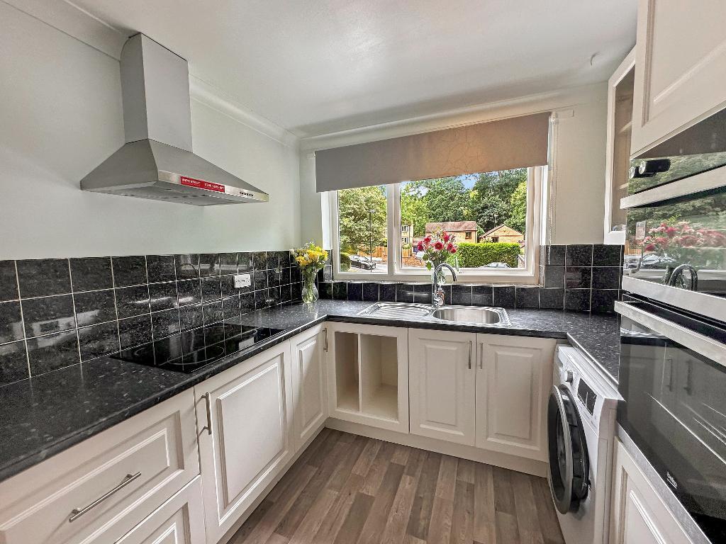 2-bed flat on Hawkhirst Way, Kenley, Surrey, CR8 5DL, £305,000