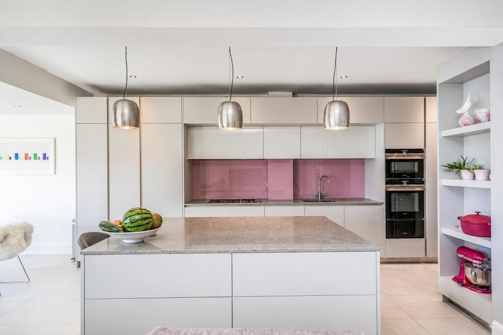 House in London, Willesden Green, Brondesbury - More