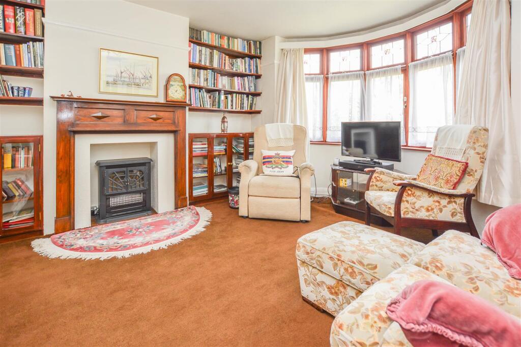 Mount Crescent, Warley, Brentwood photo 2