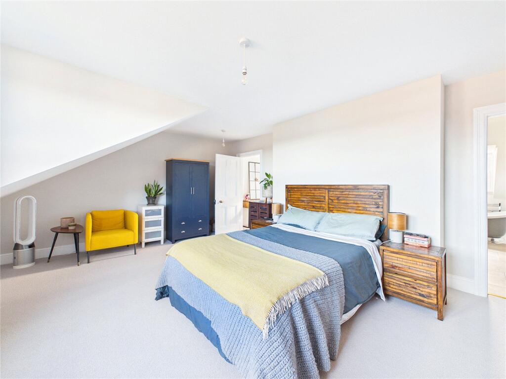 House in Worcester - View 4