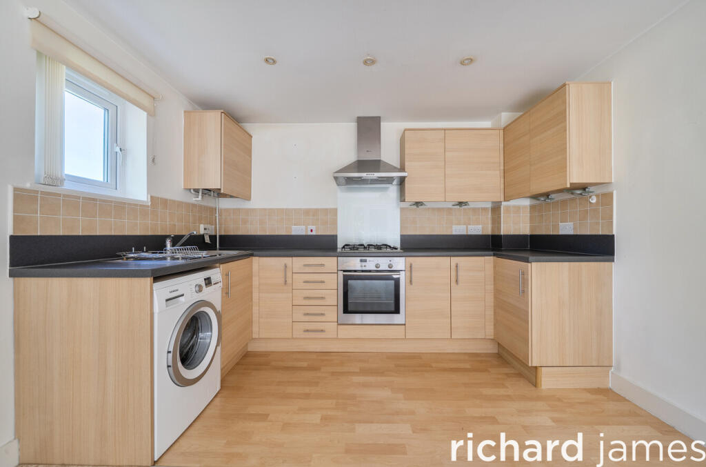 Apartment in Swindon, Eastcott, South Swindon - View 2