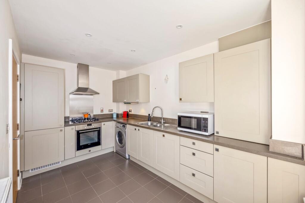 House in Horsham, Andrew's Hill, Billingshurst - More