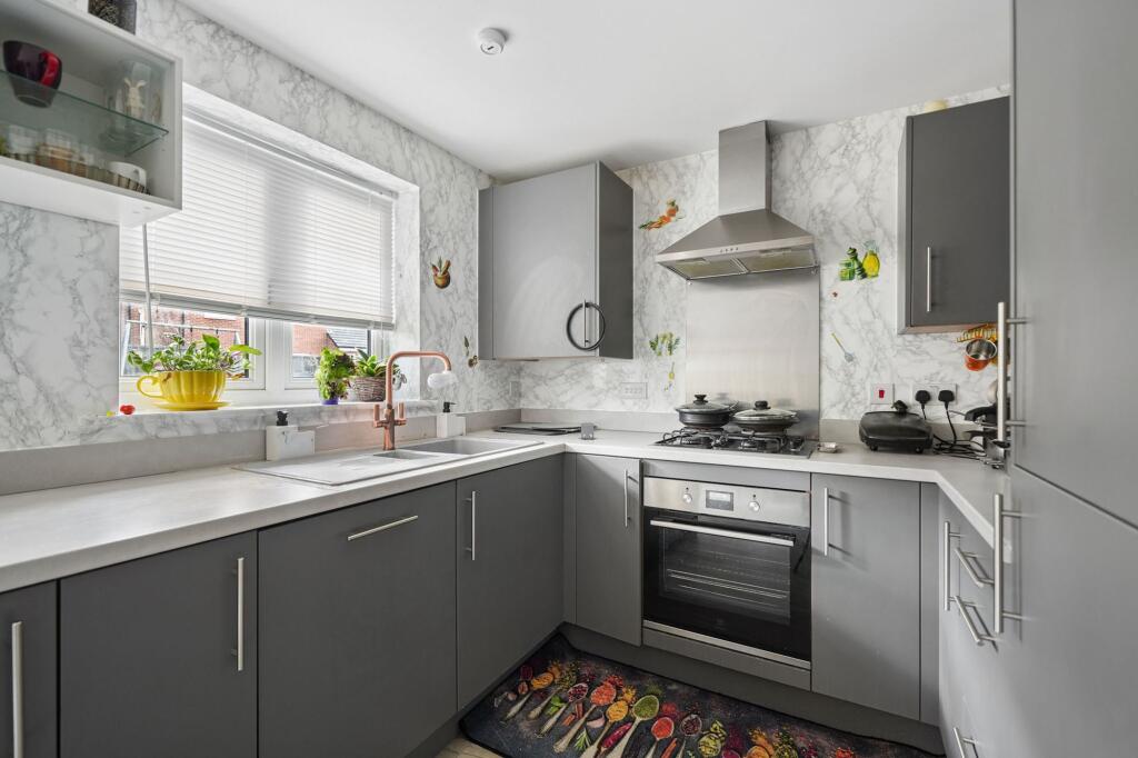 House in Vale of White Horse, Wellington Gate, Grove - More