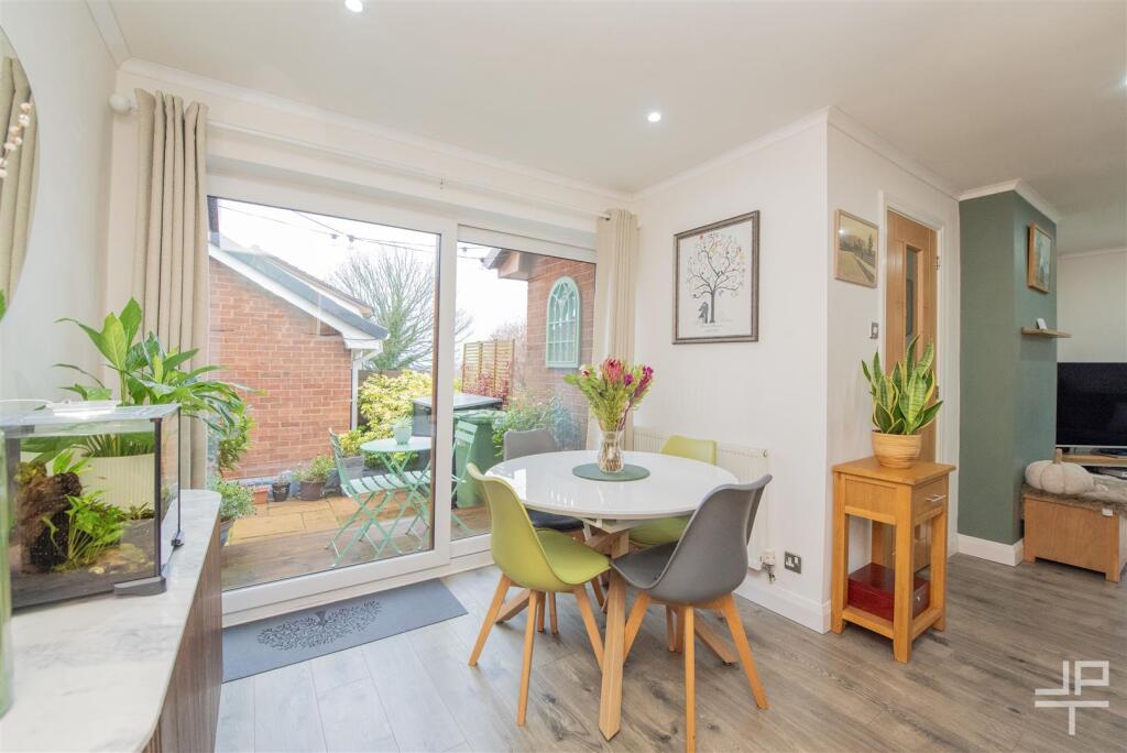 Plovers Lane, Helsby, Frodsham, WA6 0QE photo 3