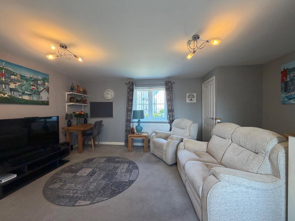 House in Paignton, Roselands - More