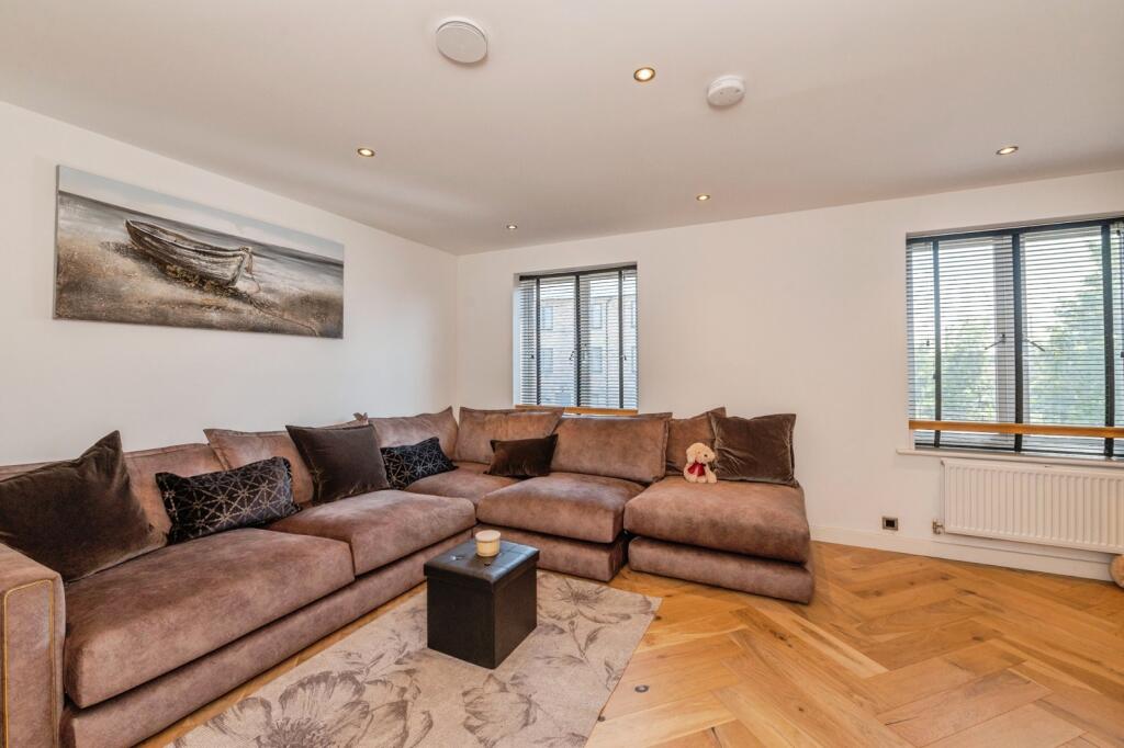 Library Crescent, RAINHAM, Essex, RM13 photo 3