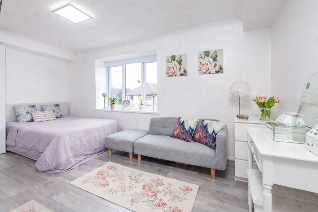 1-bed flat on Thackeray Lodge, Hatton Road, Feltham, TW14 8LU, £140,000