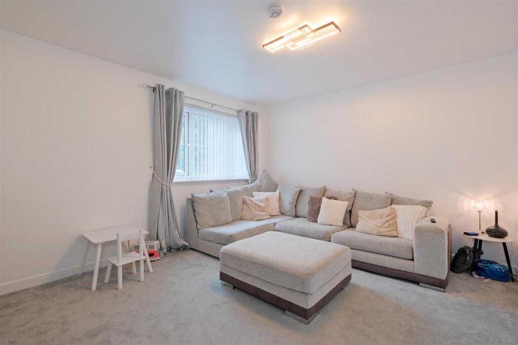 Apartment in Bothwell, Springwells, Whitehill - View 3