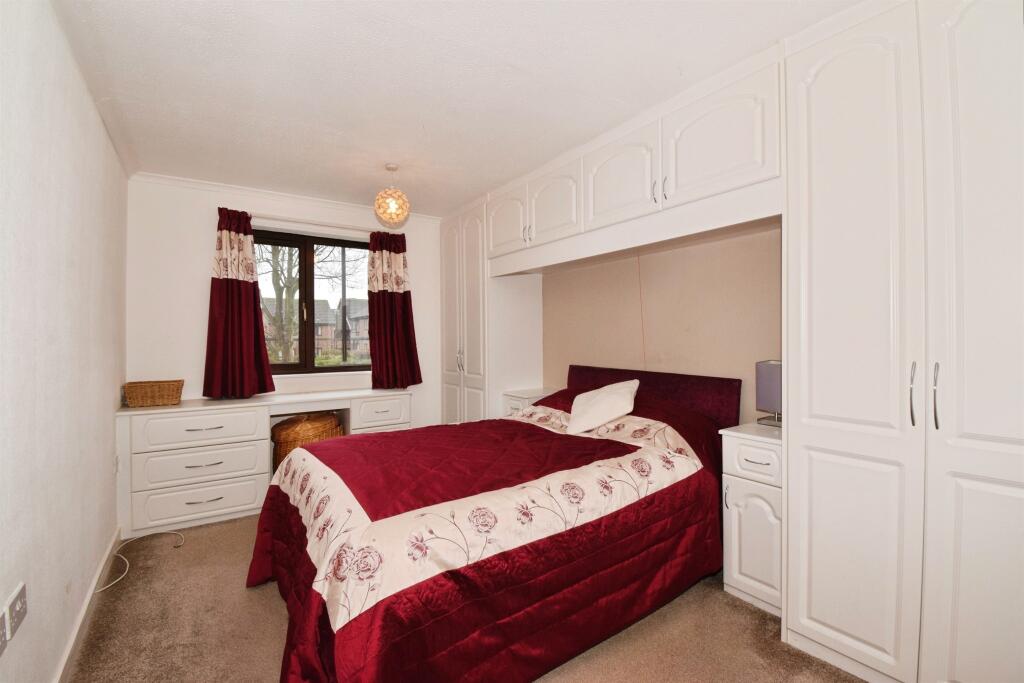 St. Pauls Close, Oadby, Leicester photo 4