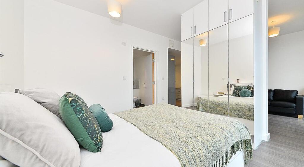 Additional image 3 of Birmingham | Student | September | B5