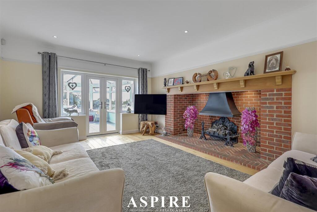 House in Rochford, Ashingdon - More