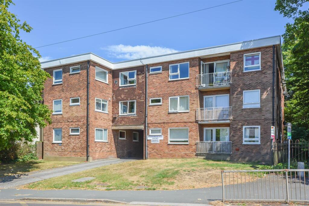 1-bed flat on Doddinghurst Court, Brentwood, £120,000