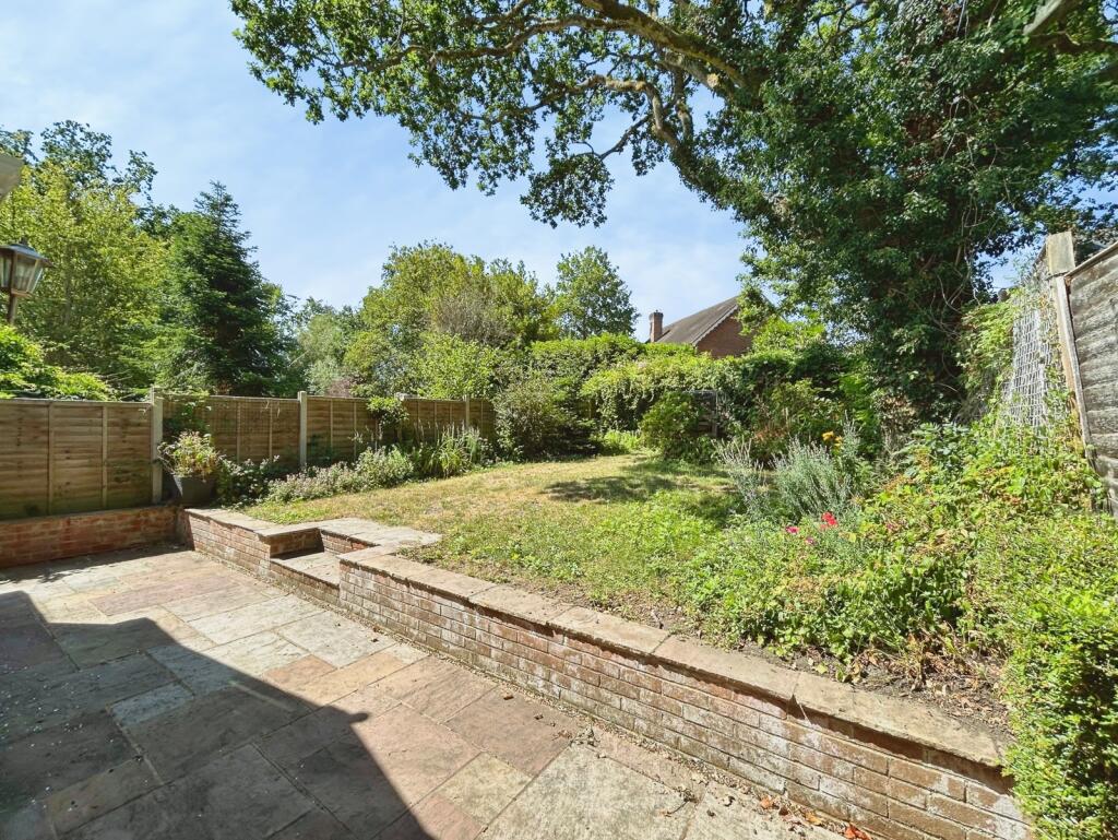 House in Hart, Winchfield - More