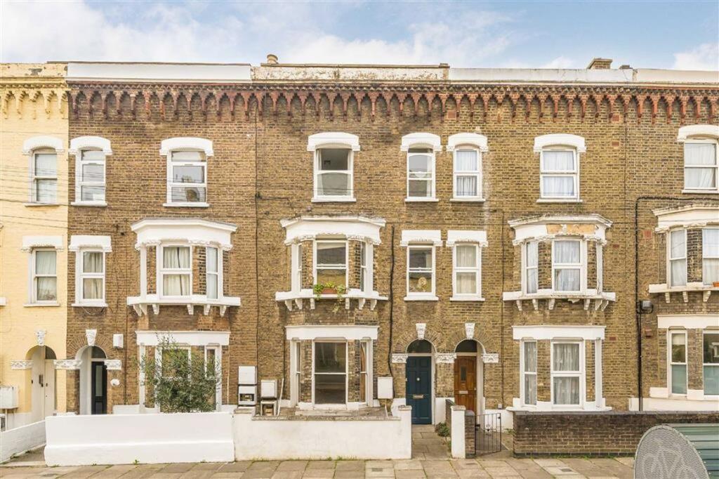 1-bed flat on Santley Street, Clapham, £400,000