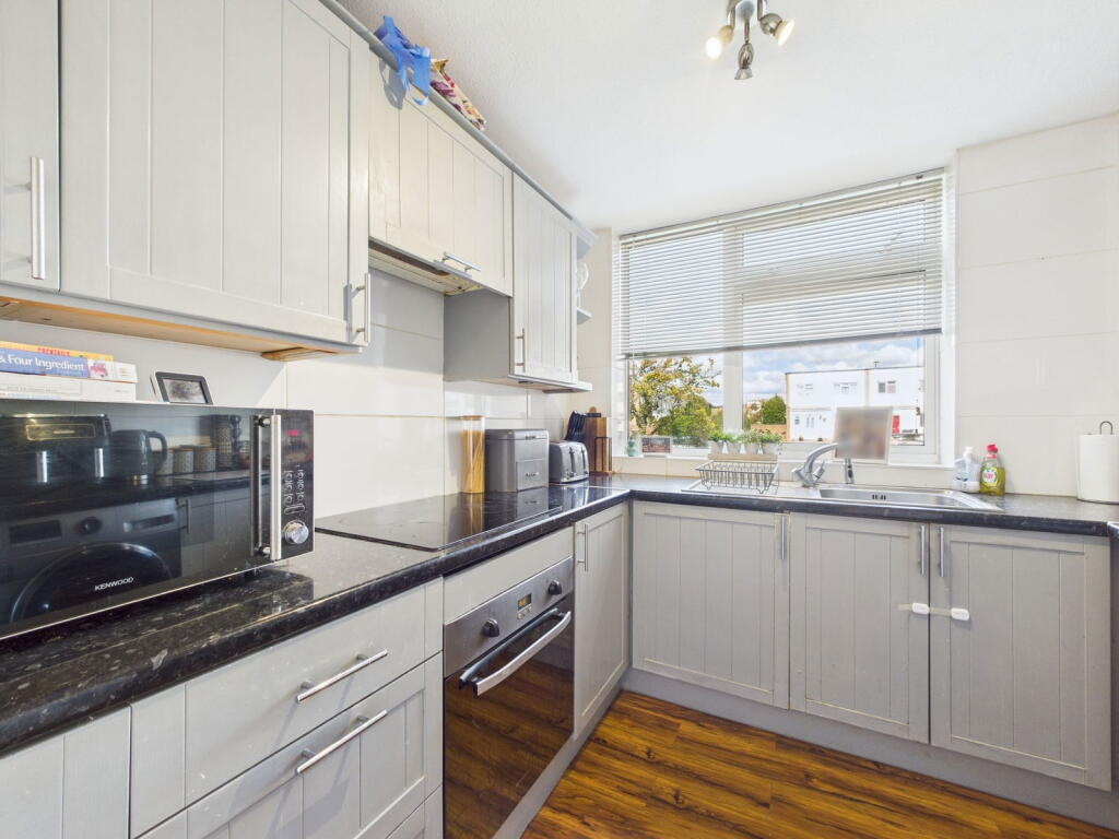 Apartment in Worthing, West Sussex - More
