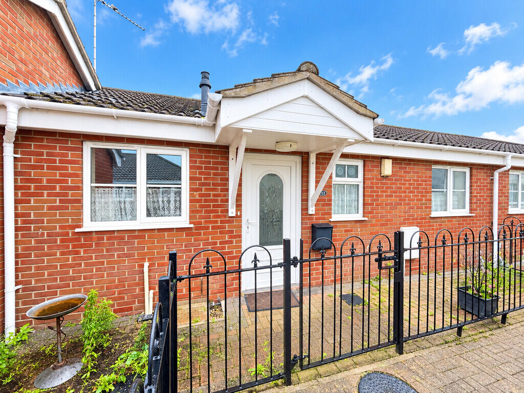 2-bed terraced on Rampart Road, Great Yarmouth, £130,000