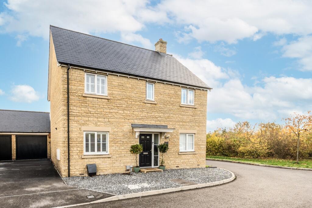 4-bed detached on Sungold Place, Carterton, Oxfordshire, OX18, £525,000