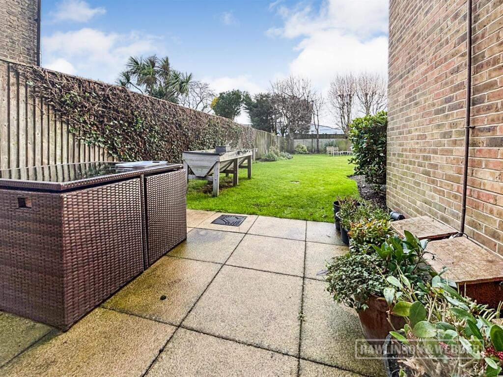 Apartment in Elmbridge, East Molesey, Molesey - More