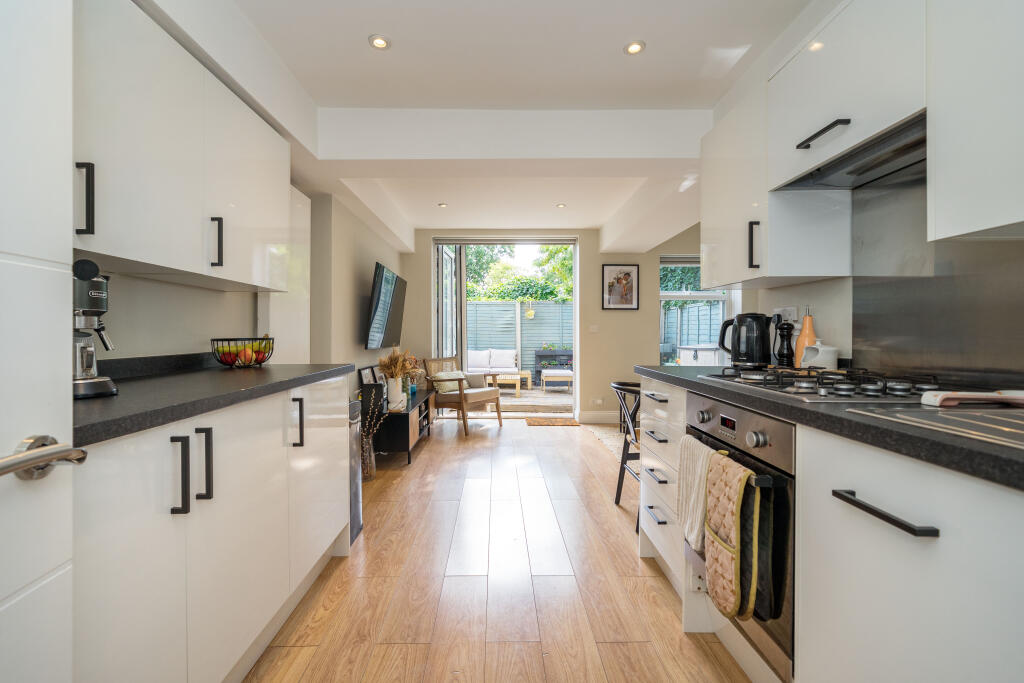Apartment in London - View 5