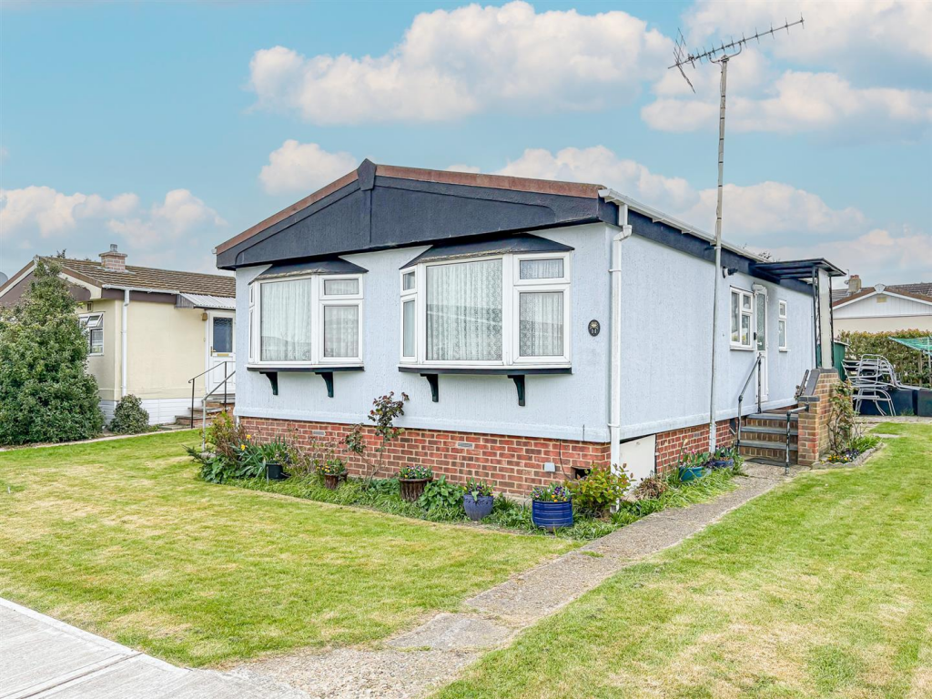 2-bed caravan on Tower Park, Hullbridge, Hockley, £110,000