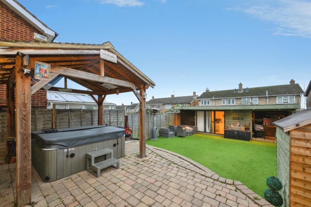 Hilltop Close, Cheshunt, Waltham Cross photo 3