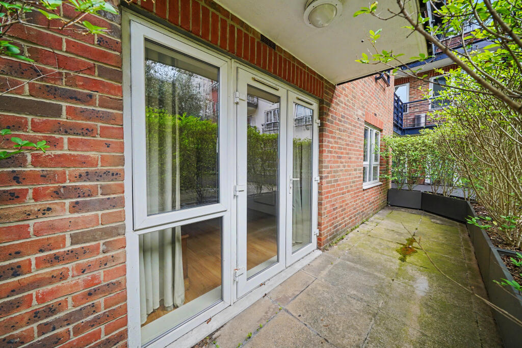 Apartment in London, Royal Borough of Kingston upon Thames - More