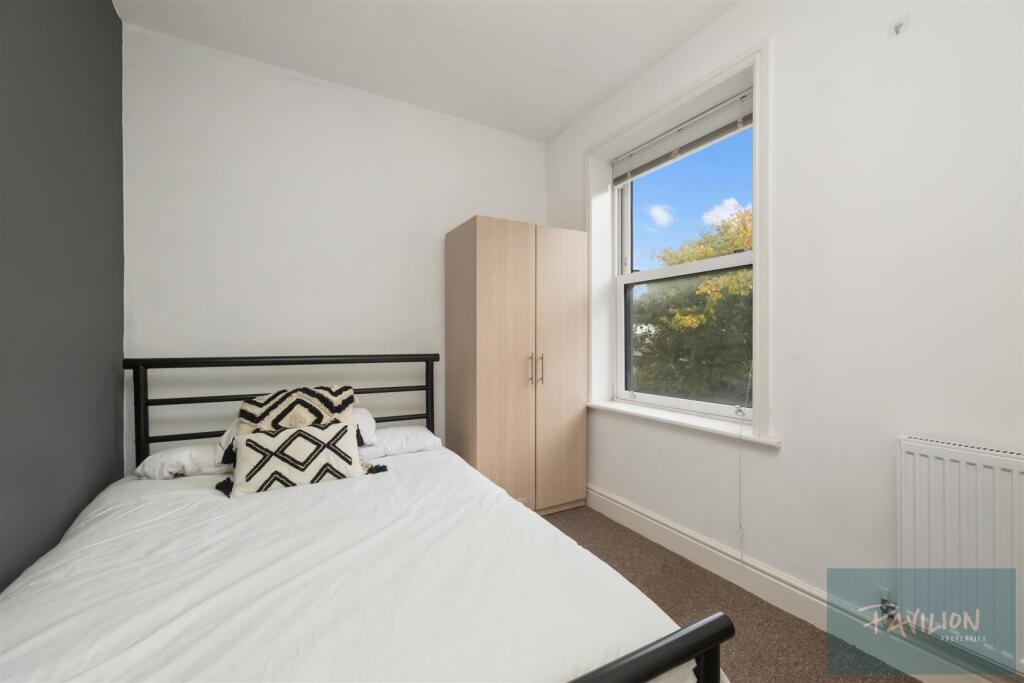 Apartment in Brighton, Round Hill - More