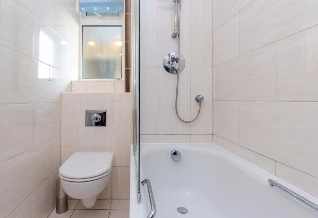 Apartment in Ilford - More