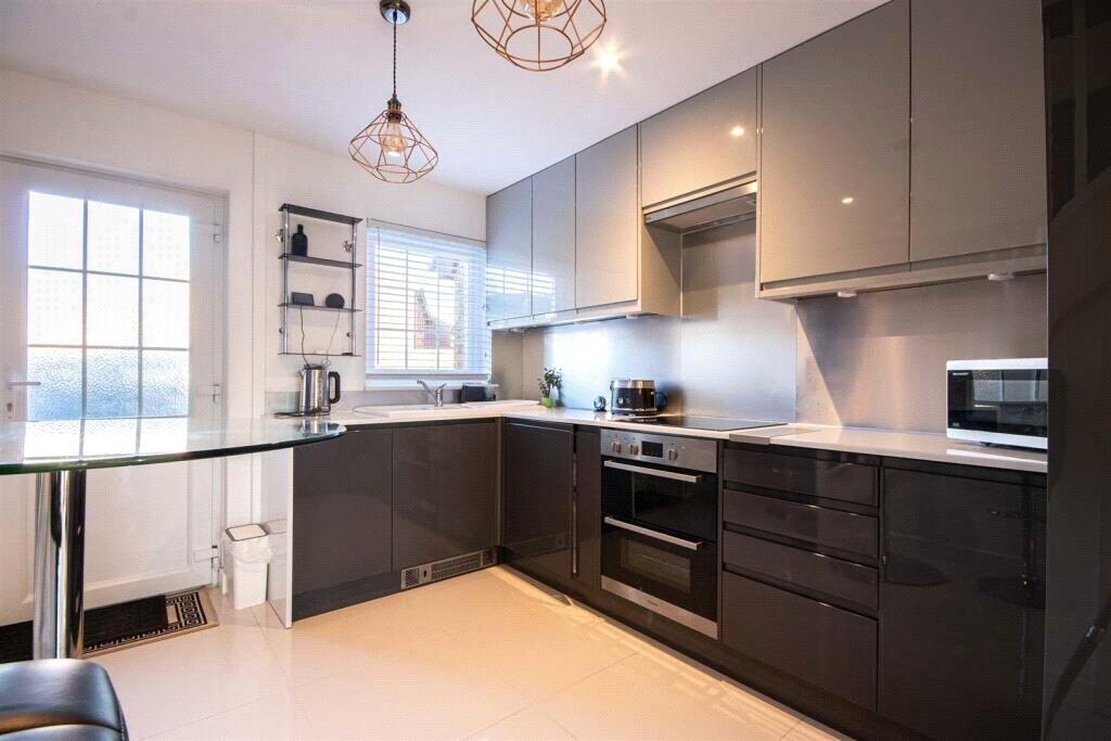 Spartina Drive, Lymington, Hampshire, SO41 photo 4