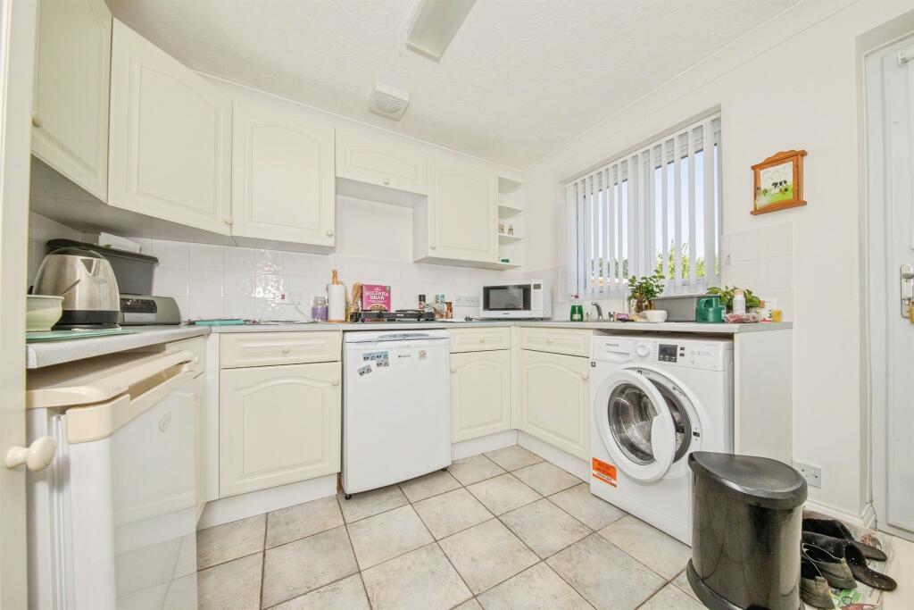 Partridge Close, Great Oakley, Harwich photo 3