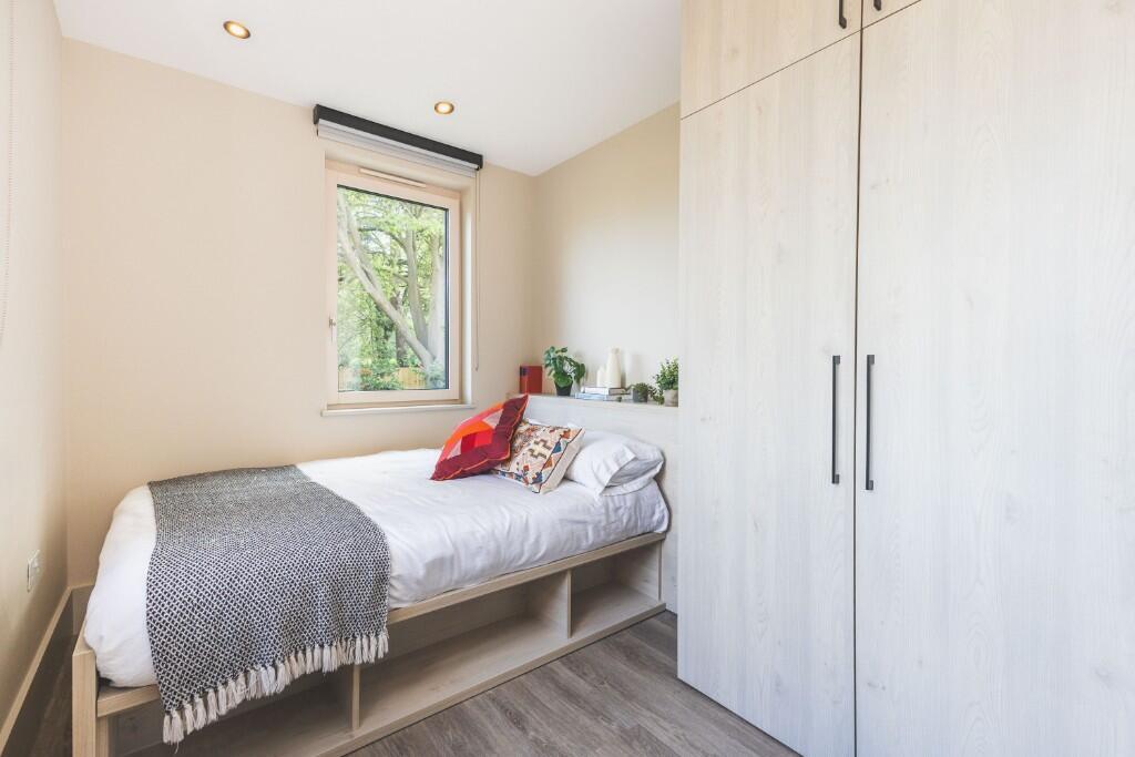 Main image of property: 44a Augustus Road, London, SW19