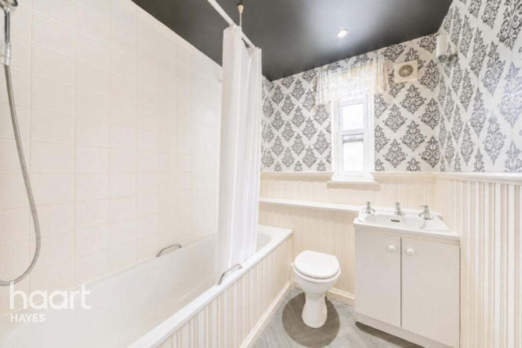 Apartment in Southall - More