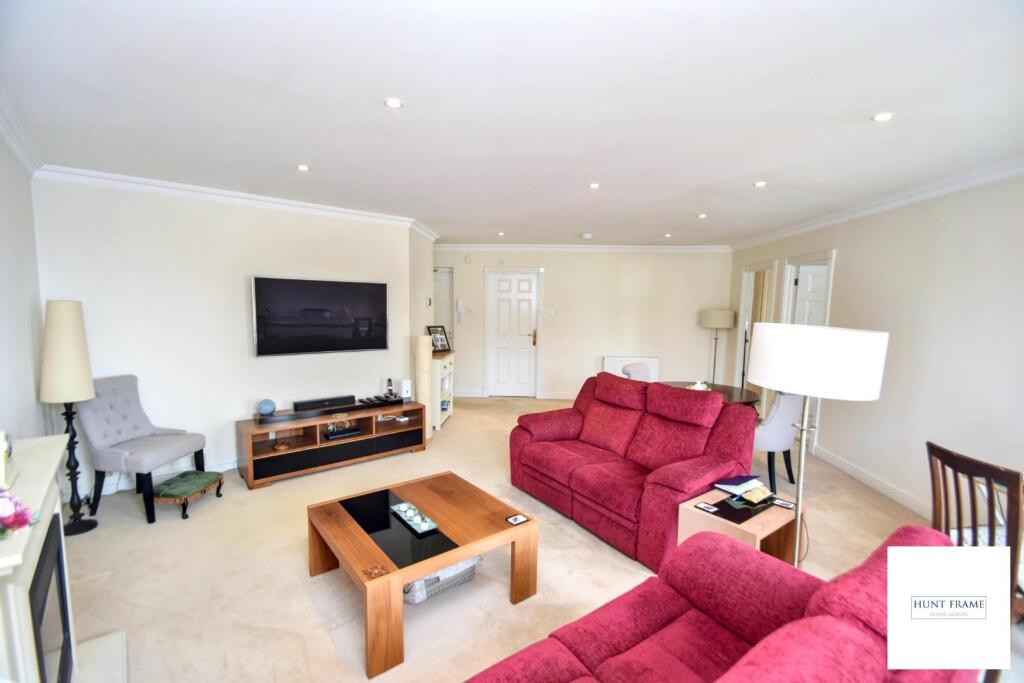Apartment in Eastbourne, East Sussex - View 3