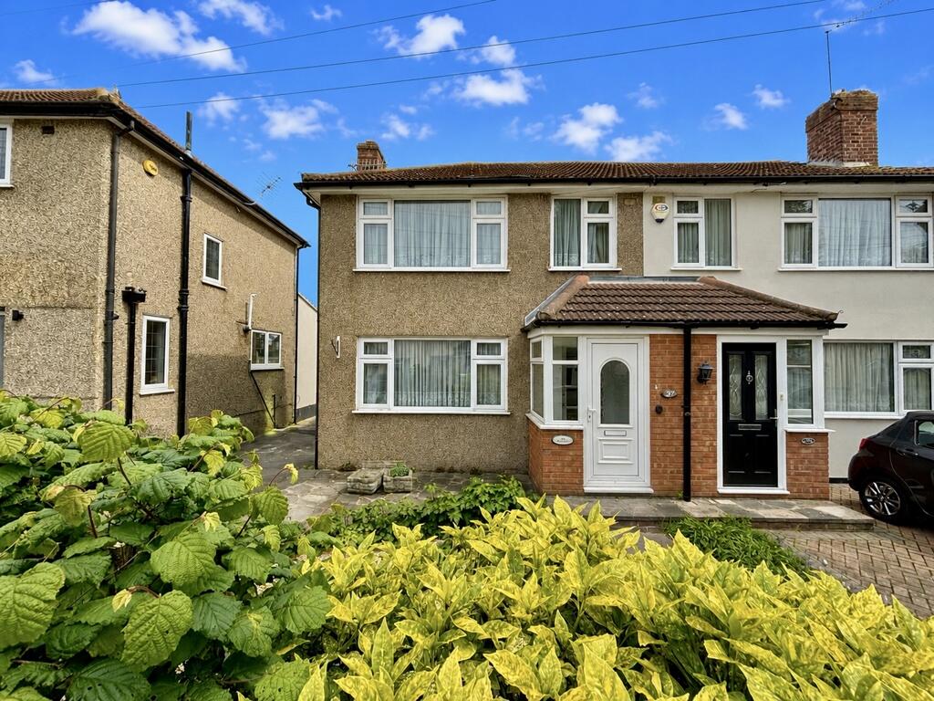 Main image of property: 37 Rosebank Avenue, Hornchurch, Greater London, RM12 5QX