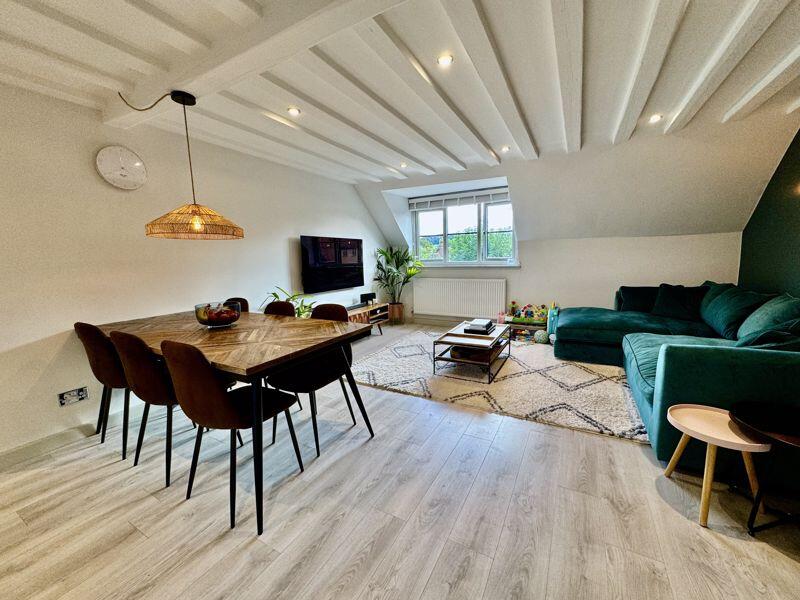 2-bed flat on Wooburn Green - Share of Freehold, £375,000